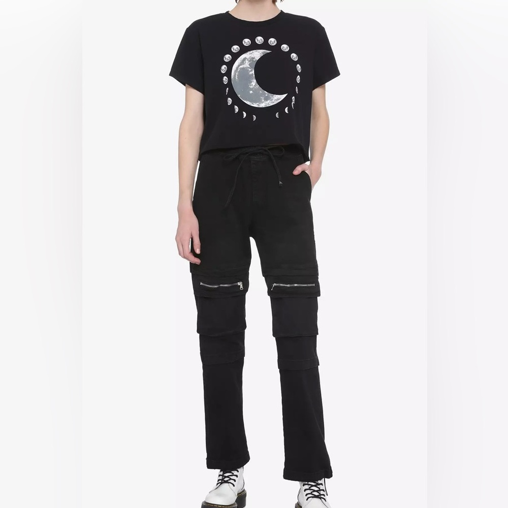 Hot Topic Moon Phases Boxy Girls Crop T-Shirt Like New! Size M Raw hem & Neck - Picture 3 of 10